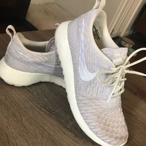 Nike Roshe cream colored knit sneakers